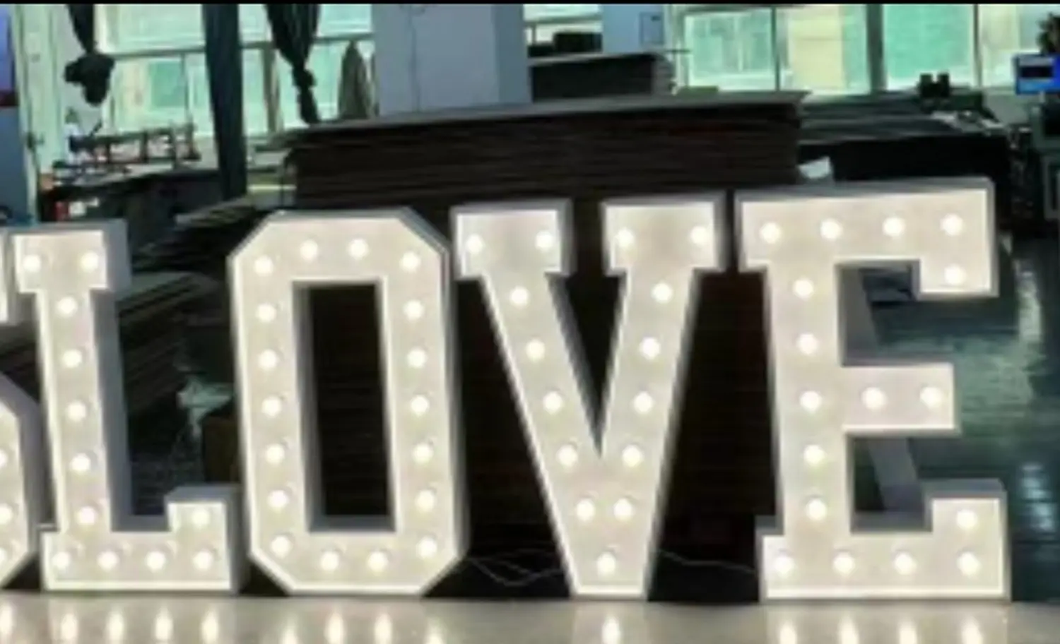 Eventdeko of Colors - Love Schriftzug beleuchtet